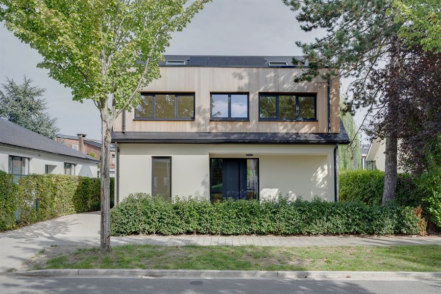 Fraai heropgebouwde villa met 6 slk & 2 bdk