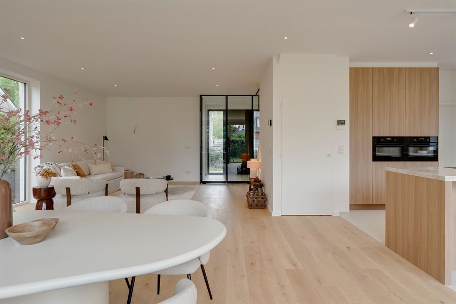 Fraai heropgebouwde villa met 6 slk & 2 bdk