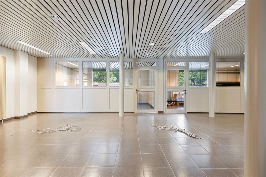 Kantoorgebouw + 6 staanplaatsen