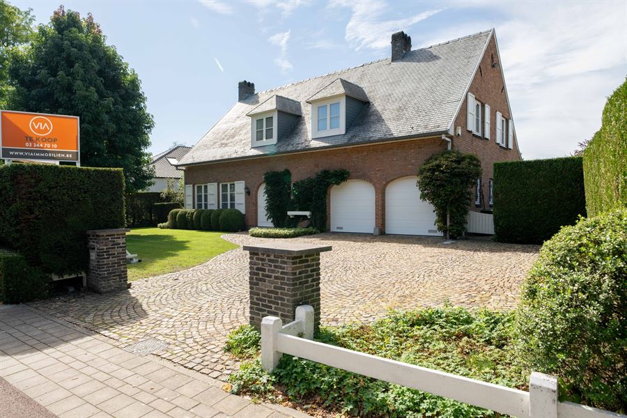 Gezinswoning met zwembad + 5slk op Zw-perceel