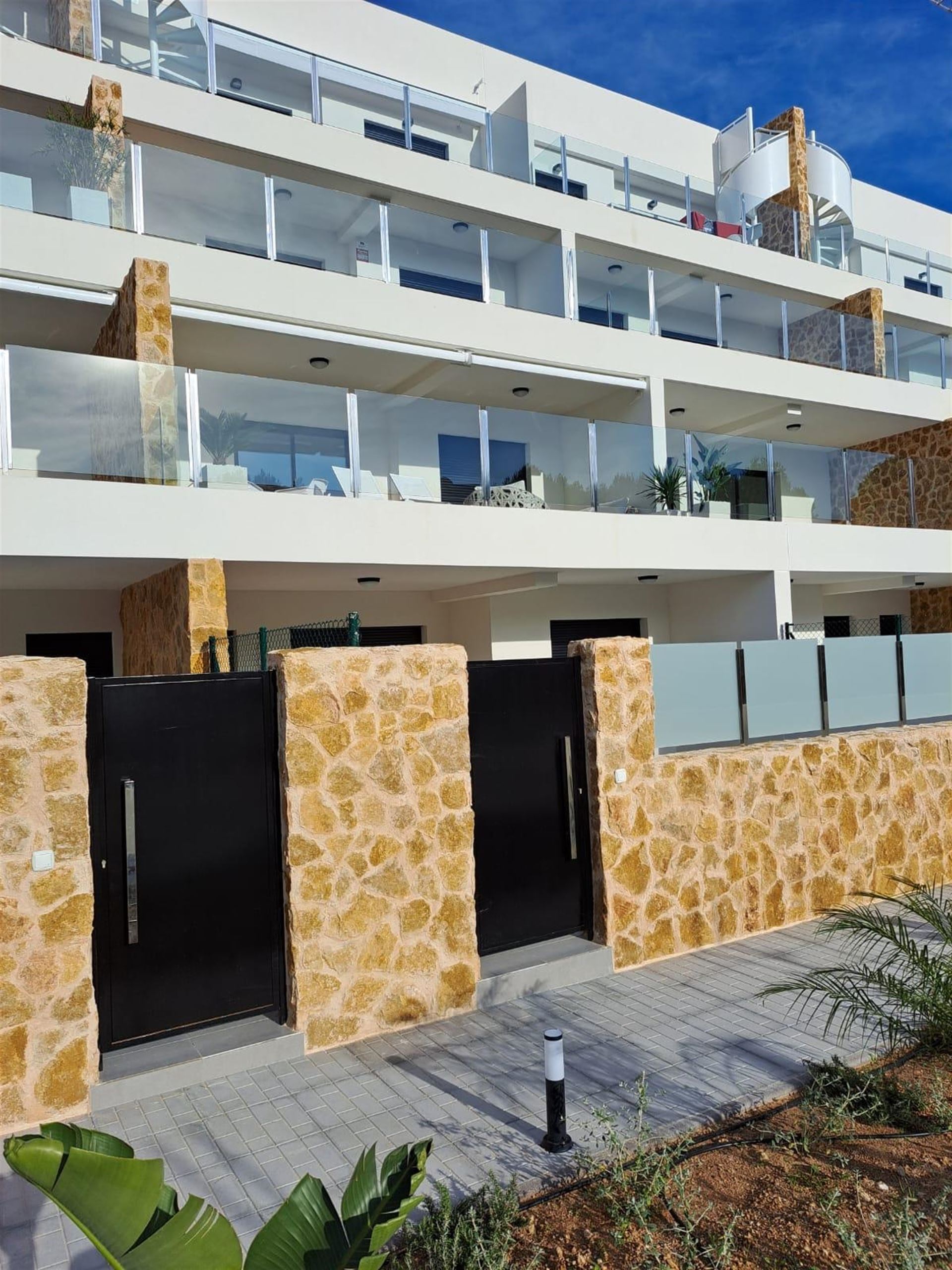 Moderne herverkoop met terras