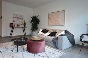Dit gelijkvloers appartement met terras bevindt zich in een hippe, gezinsvriendelijke buurt van Aalst vlakbij de Dender en de stadsring in een gloedni...