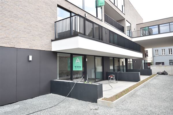 Dit gelijkvloers appartement met terras bevindt zich in een hippe, gezinsvriendelijke buurt van Aalst vlakbij de Dender en de stadsring in een gloedni...