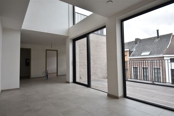 Dit knappe appartement met vide in de leefruimte en terras bevindt zich in een hippe, gezinsvriendelijke buurt van Aalst vlakbij de Dender en de stads...
